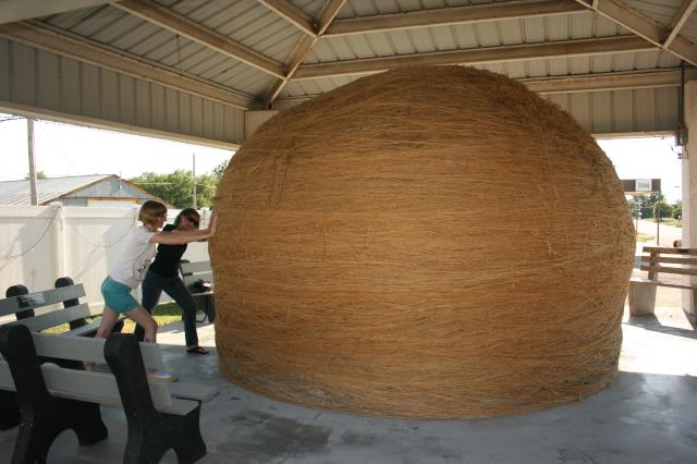 La bola más grande de hilo de sisal construida por una comunidad