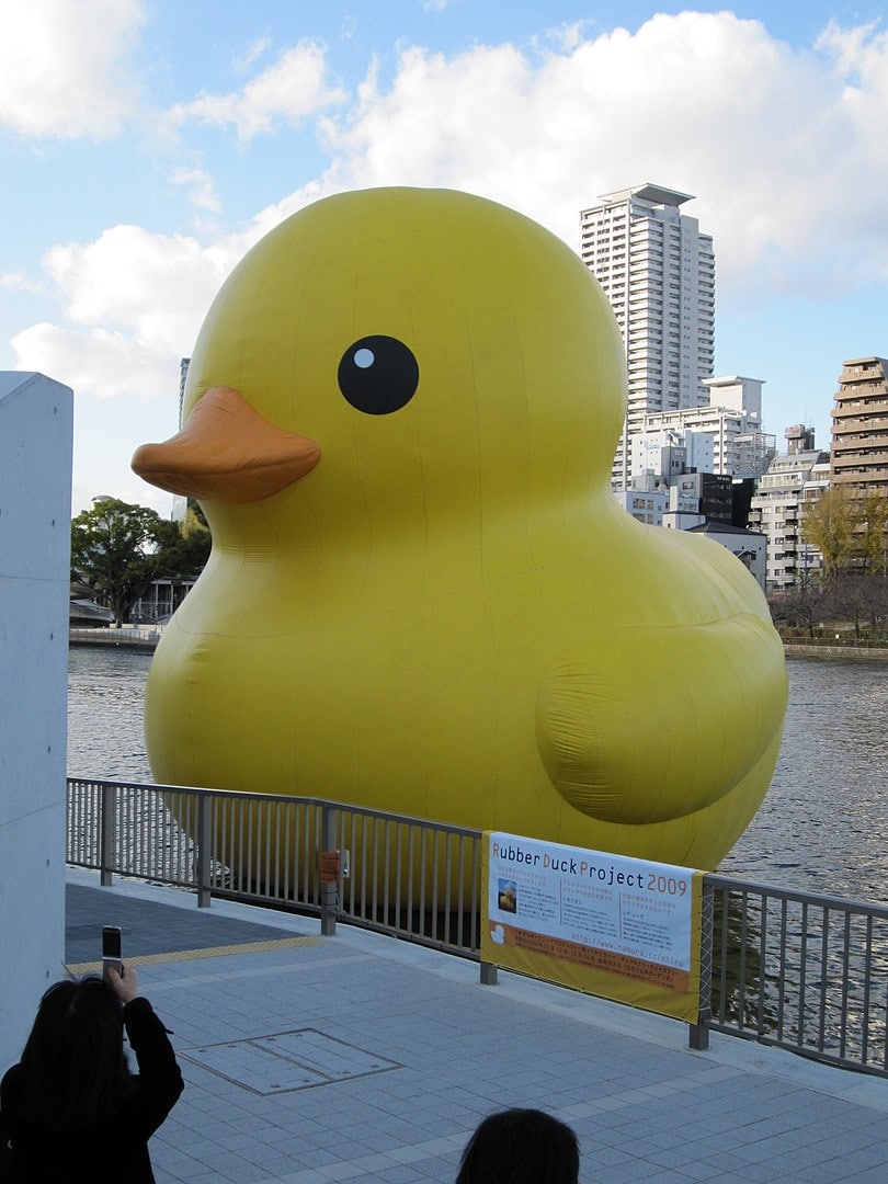 Estatua del pato de goma en Osaka